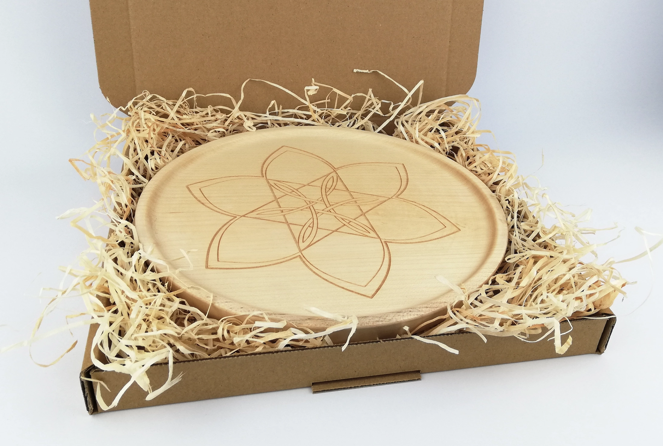Hexagram (version 2) on a middle plate (24cm/9.4in in diameter), packed in a box.
